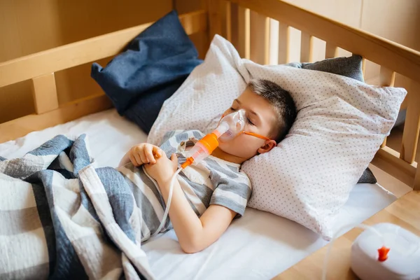 Niño Pequeño Administra Una Inhalación Durante Una Enfermedad Pulmonar Medicina — Foto de Stock