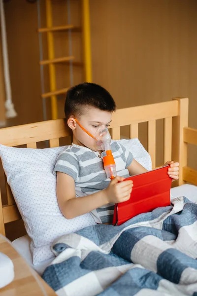 Chlapec Hraje Tabletu Během Inhalace Plicích Léky Péče — Stock fotografie