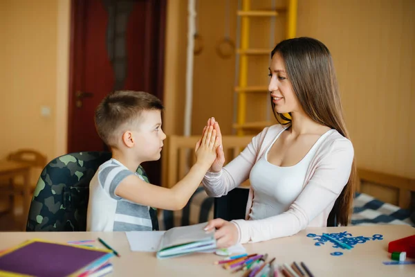 Egy Fiatal Anya Házi Feladatot Csinál Otthon Fiával Szülők Képzés — Stock Fotó