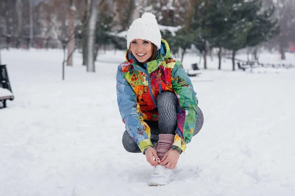 Young Athletic Girl Ties Her Shoes Frosty Snowy Day Fitness — Stock Photo, Image