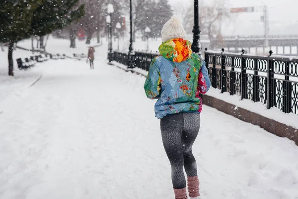 Uma Menina Bonita Está Jogging Dia Gelado Nevado Esportes Estilo — Fotografia de Stock