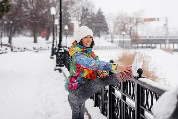 Une Jeune Fille Sportive Échauffe Avant Courir Par Une Journée — Photo