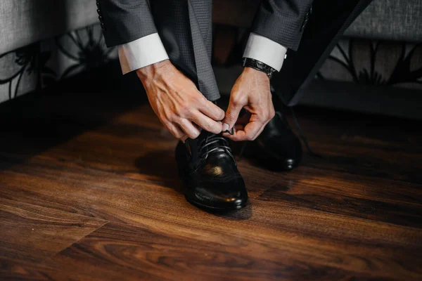 Ein Mann Trägt Schwarze Schuhe Großaufnahme — Stockfoto