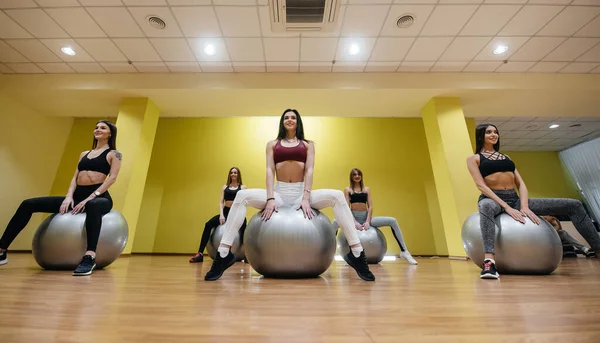 Grupo Jóvenes Deportistas Realizan Ejercicios Gimnasio Bajo Guía Entrenador Estilo — Foto de Stock