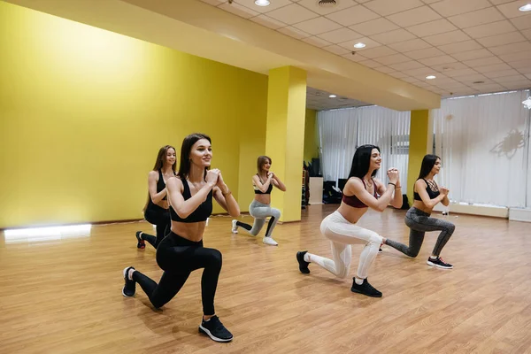 Bir Grup Genç Atletik Kız Bir Koçun Rehberliğinde Spor Salonunda — Stok fotoğraf