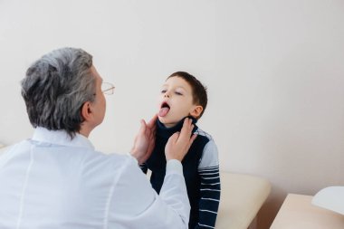 Genç bir çocuk modern bir klinikte deneyimli bir doktor tarafından dinlenir ve tedavi edilir. Bir virüs ve bir salgın.