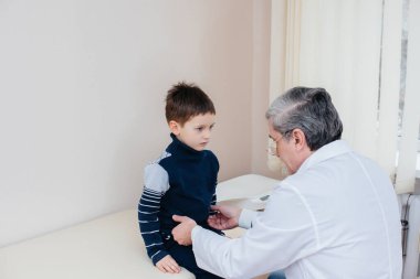 Genç bir çocuk modern bir klinikte deneyimli bir doktor tarafından dinlenir ve tedavi edilir. Bir virüs ve bir salgın.