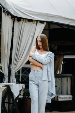 Rahatlarken poz veren güzel bir genç kız, iş kadını. Rahatlama.