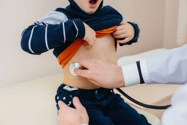 Niño Escuchado Tratado Por Médico Experimentado Una Clínica Moderna Virus — Foto de Stock