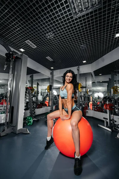 Une Belle Fille Sexy Athlétique Est Assise Sur Une Balle — Photo