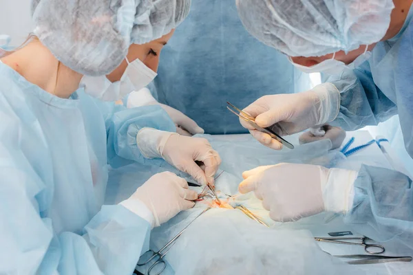 在一个现代化的手术室里操作 对病人进行特写 紧急抢救和复苏 医学和外科 — 图库照片