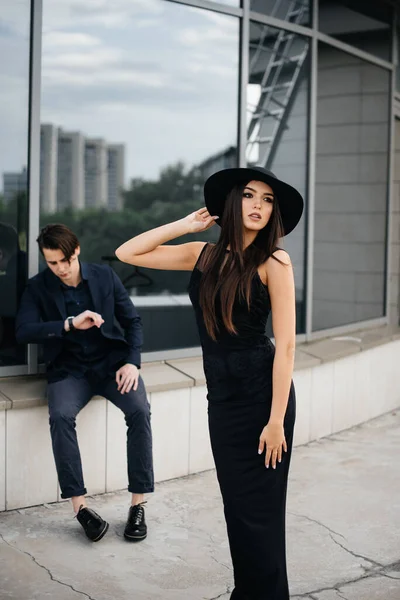 Hermoso Elegante Par Jóvenes Vestidos Negro Gafas Colocan Sobre Fondo —  Fotos de Stock