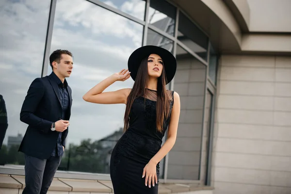 Hermoso Elegante Par Jóvenes Vestidos Negro Gafas Colocan Sobre Fondo — Foto de Stock