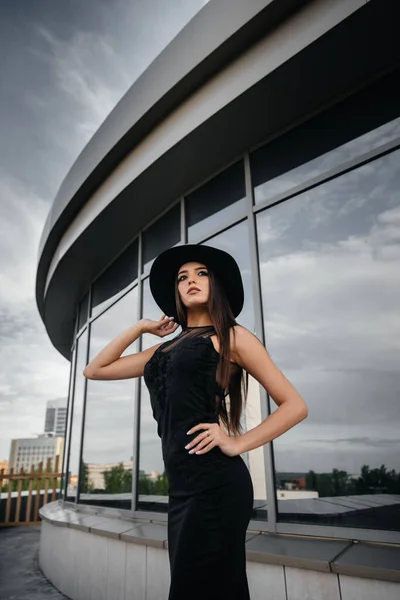 Menina Elegante Jovem Sexy Posando Frente Centro Negócios Preto Moda — Fotografia de Stock