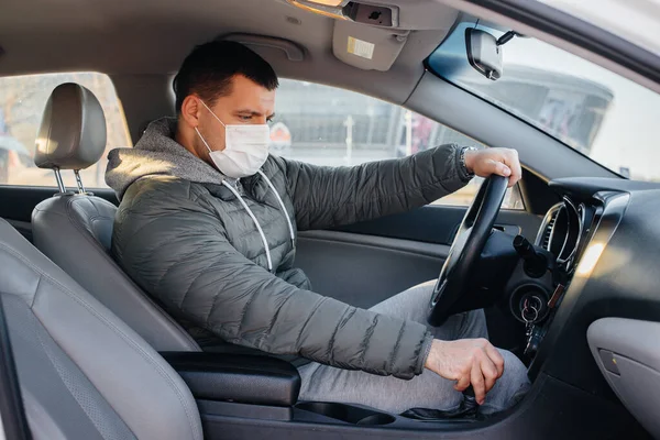 Jeune Homme Est Assis Volant Porte Masque Pour Sécurité Personnelle — Photo