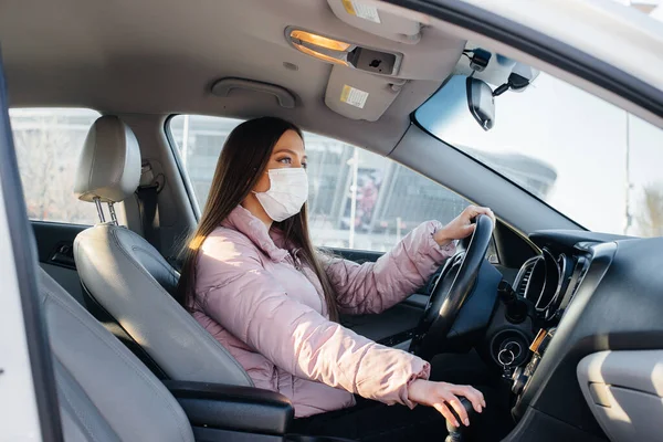 Une Jeune Fille Est Assise Derrière Volant Dans Voiture Dans — Photo