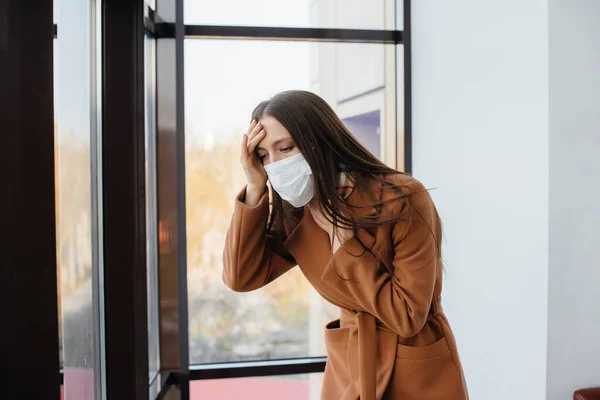 Una Joven Camina Con Una Máscara Durante Pandemia Coronovirus Cuarentena — Foto de Stock