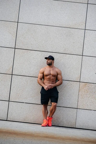 Sexy Sportlerin Steht Oben Ohne Der Wand Fitness Bodybuilding — Stockfoto