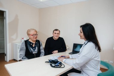 Bir kaç yaşlı insan bir tıp merkezinde kişisel doktor randevusunda. İlaç ve sağlık hizmetleri