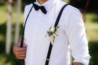 Genç bir adama yakın çekim şık bir gömlek. Moda.