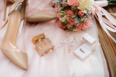 Gelin toplantısı sırasında alyans ve diğer aksesuarlar yakın plan çekilecek. Düğün.