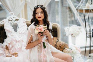 Güzel ve sofistike bir düğün buketi gelini elinde tutuyor. Düğün buketi