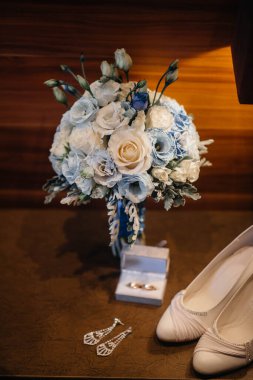 Gelin toplantısı sırasında alyans ve diğer aksesuarlar yakın plan çekilecek. Düğün.