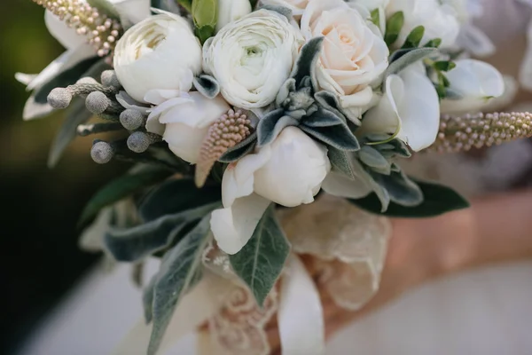 Bonito Sofisticado Buquê Casamento Close Mantém Noiva Suas Mãos Buquê — Fotografia de Stock