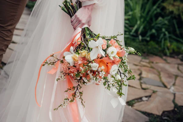 美丽而精致的婚礼花束的特写将新娘握在手中 结婚花束 — 图库照片