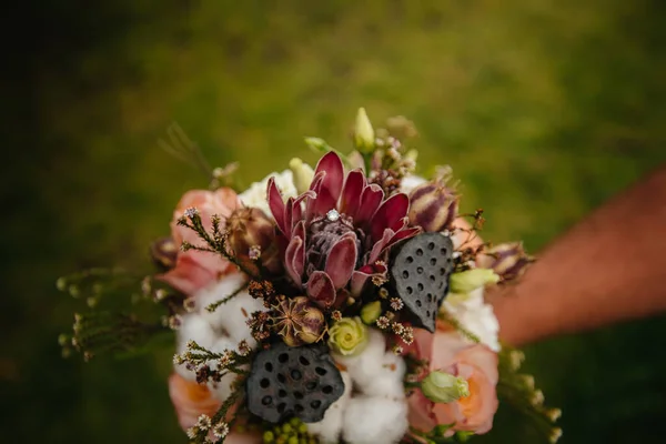 Jegygyűrűk Közelről Egy Gyönyörű Esküvői Csokor Naplementekor Esküvői Kellékek — Stock Fotó