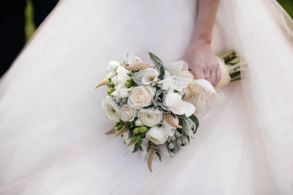 Bellissimo Sofisticato Bouquet Sposa Primo Piano Tiene Sposa Nelle Sue — Foto Stock