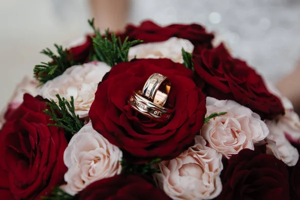 Anillos Boda Cerca Hermoso Ramo Bodas Accesorios Boda — Foto de Stock