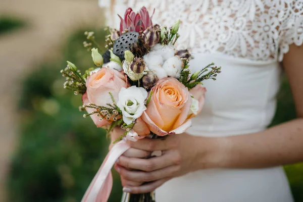美丽而精致的婚礼花束的特写将新娘握在手中 结婚花束 — 图库照片