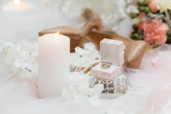 花嫁の集まりの間の結婚指輪および他の付属品のクローズアップ 結婚式 — ストック写真