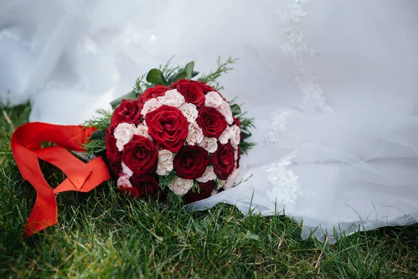 Vacker Bröllopsbukett Det Gröna Gräset Sommardag — Stockfoto