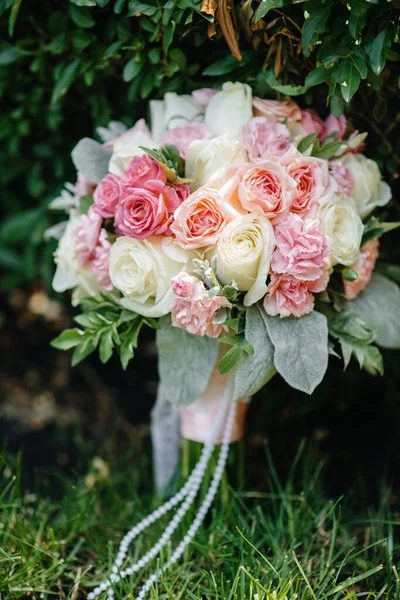 夏の日に緑の芝生の上で美しい結婚式の花束 — ストック写真