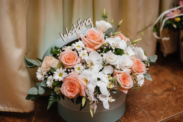 Bellissimo Bouquet Elegante Erge Sul Tavolo Primo Piano — Foto Stock