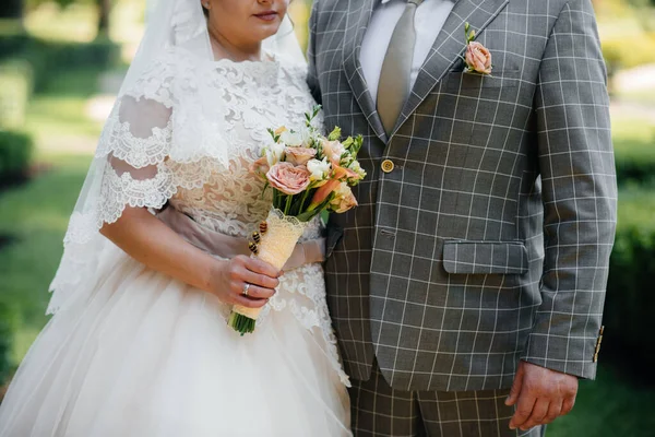 Bonito Sofisticado Buquê Casamento Close Mantém Noiva Suas Mãos Lado — Fotografia de Stock