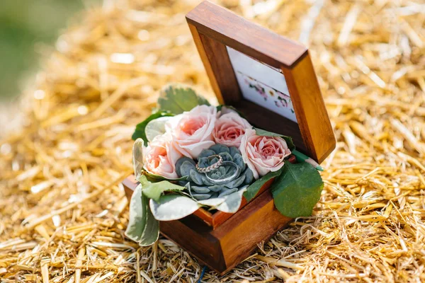 Anéis Casamento Close Uma Bela Caixa Durante Reunião Noiva Acessórios — Fotografia de Stock