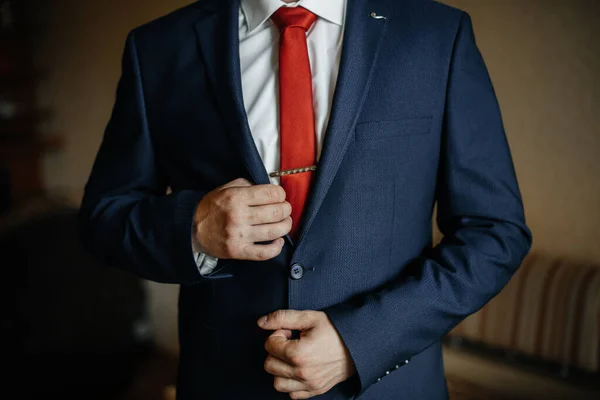 Joven Elegante Abotonando Los Gemelos Las Mangas Estilo — Foto de Stock