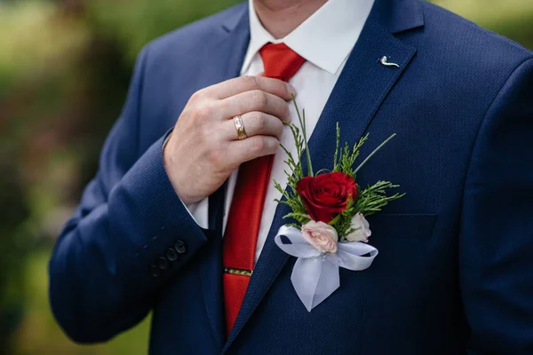 Snygg Man Som Håller Fjäril Närbild Mode — Stockfoto