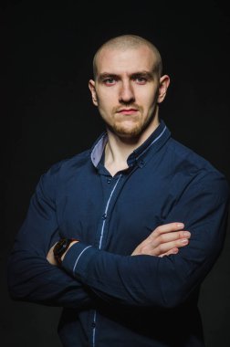 Tarz sahibi, kel bir genç adam, kategoride karanlık bir arkaplanda duruyor. İş, Finans