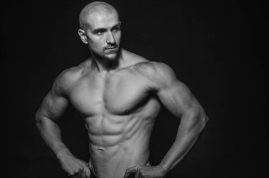 Arka planda Stüdyoda poz veren sporcu. Spor, güzellik, siyah beyaz fotoğraf