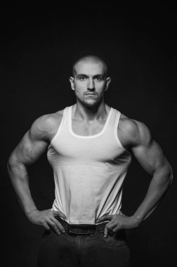 Arka planda Stüdyoda poz veren sporcu. Spor, güzellik, siyah beyaz fotoğraf