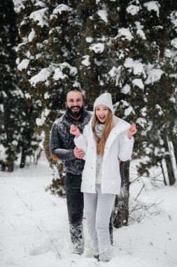 Ormanda karla oynayan çift.