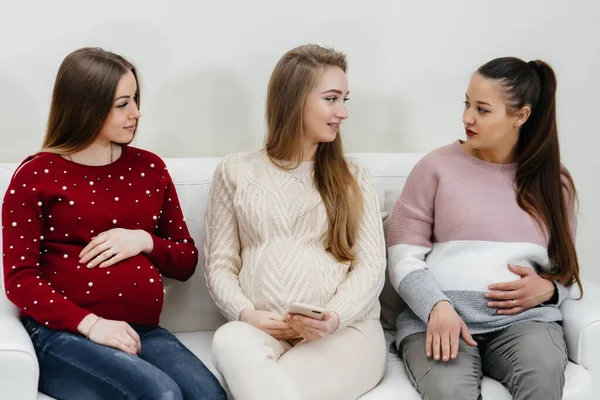 Chicas Embarazadas Sientan Sofá Divierten Charlando Entre Embarazo Cuidado Del — Foto de Stock