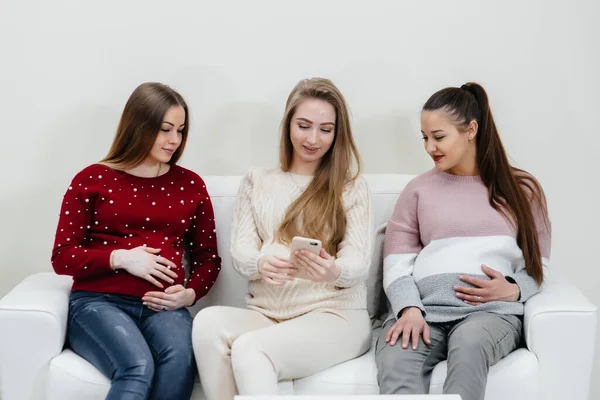 Les Filles Enceintes Attendent Médecin Dans Salle Attente — Photo