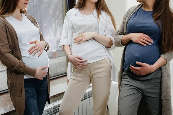 一群怀孕少女在产前课堂上进行交流 对孕妇的照料和咨询 — 图库照片