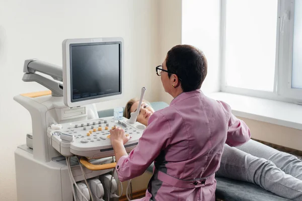 Gravid Flicka Får Ett Ultraljud Buken Kliniken Läkarundersökning — Stockfoto