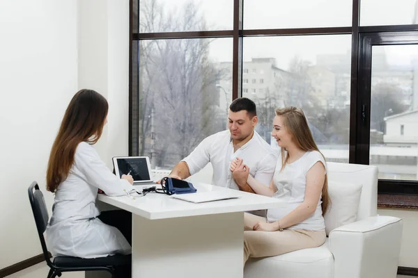 Young Couple Waiting Baby Consult Gynecologist Ultrasound Pregnancy Health Care — Stock Photo, Image